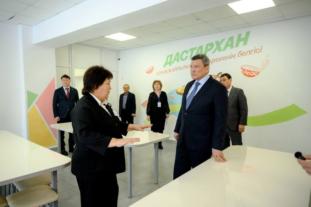 Инфраструктуру, экологию и сервисы в одном из отдаленных сельских округов проверил аким СКО