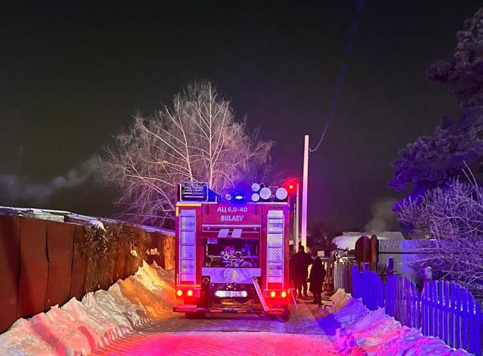 Секунды до беды: пожарные спасли пенсионерку и вынесли баллон из огня в г. Булаево СКО