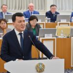 Бірдей мәтін бірдей нәтиже бермейді – Ерлан Қарин біреудің дайын Конституциясын көшіріп алайық деген ұсыныс жөнінде пікір білдірді