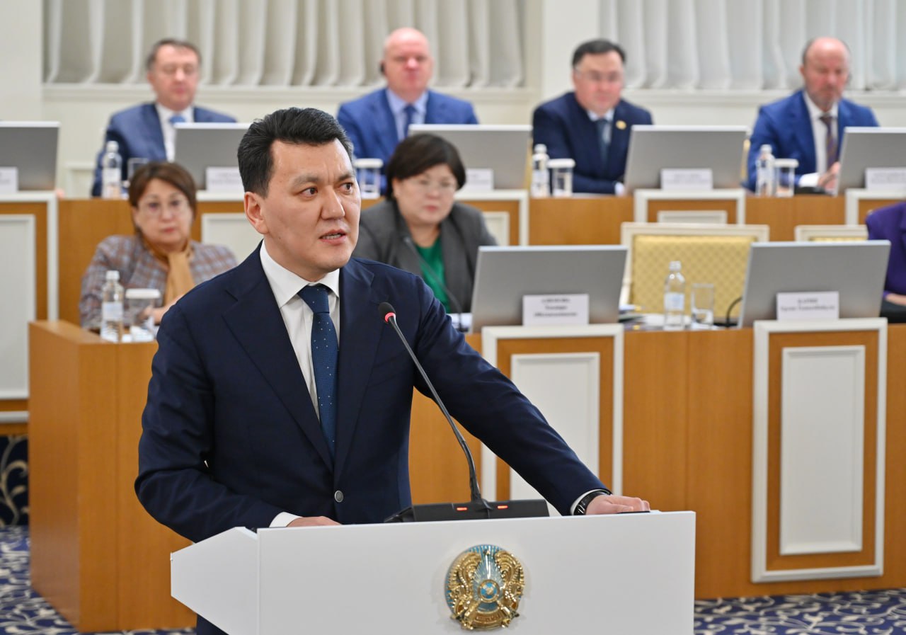 Бірдей мәтін бірдей нәтиже бермейді – Ерлан Қарин біреудің дайын Конституциясын көшіріп алайық деген ұсыныс жөнінде пікір білдірді