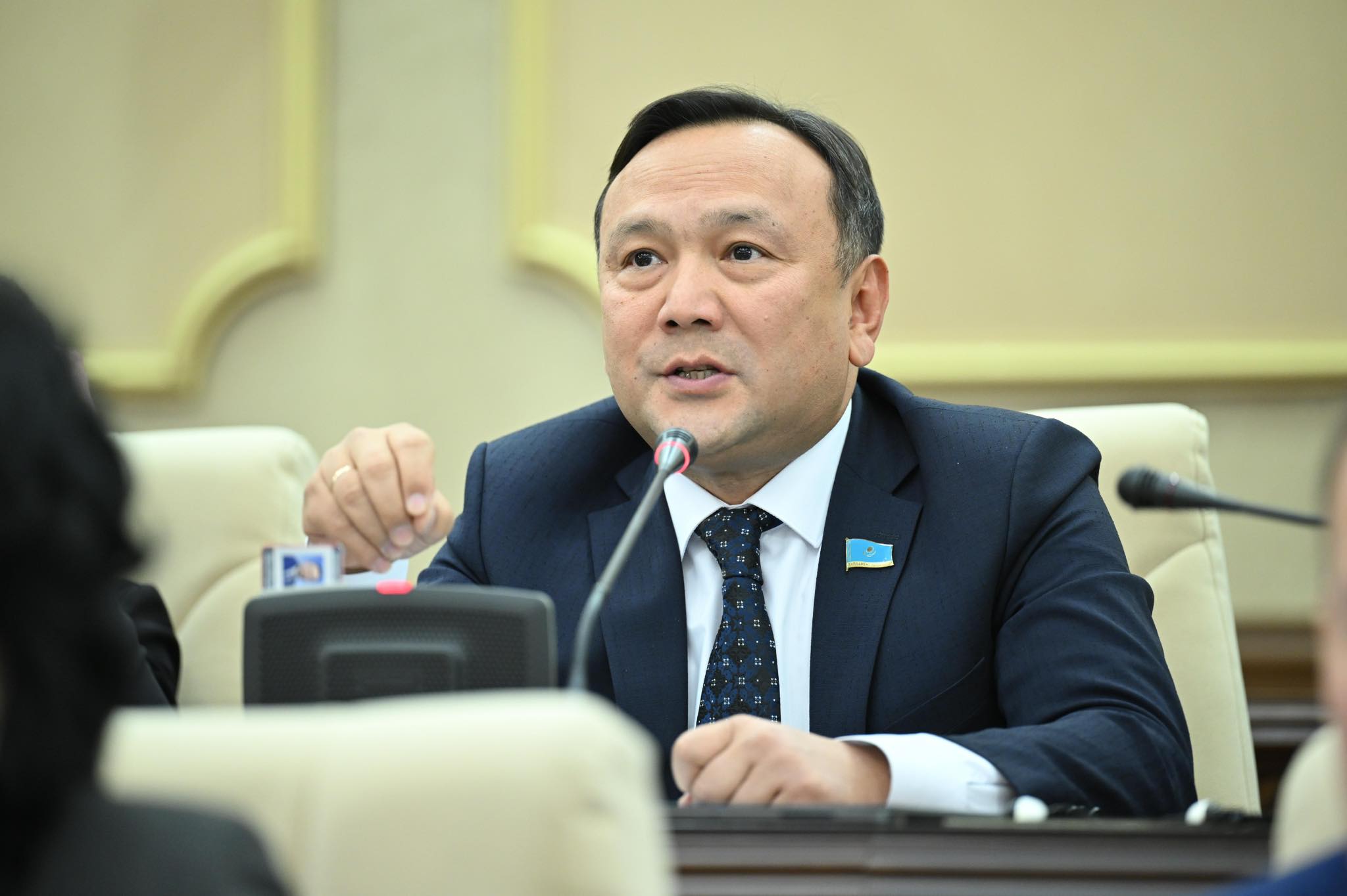 Поднять зарплату госслужащим и дать льготы просят депутаты мажилиса РК