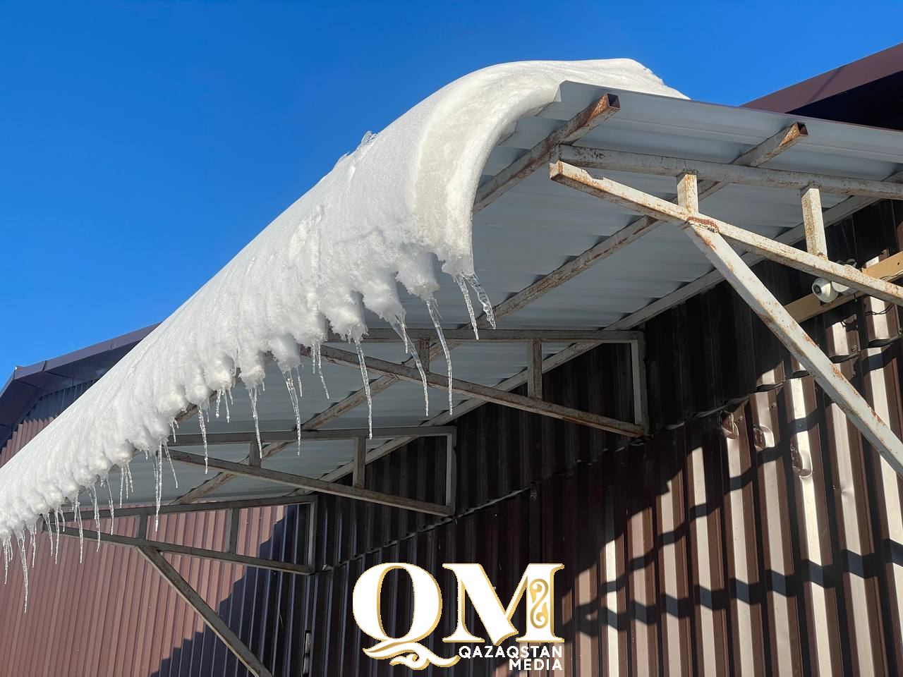 Весна идет: как не стать жертвой схода снега и льда с крыш во время оттепели