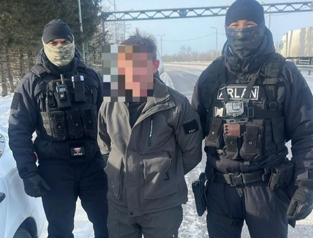 Перевозил наркотики под ковриком и в подголовнике. Больше 400 гр синтетики изъяли у таксиста в Петропавловске