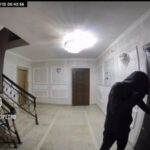 Ходил по этажам и дергал ручки дверей: подозрительный мужчина перепугал жителей Петропавловска