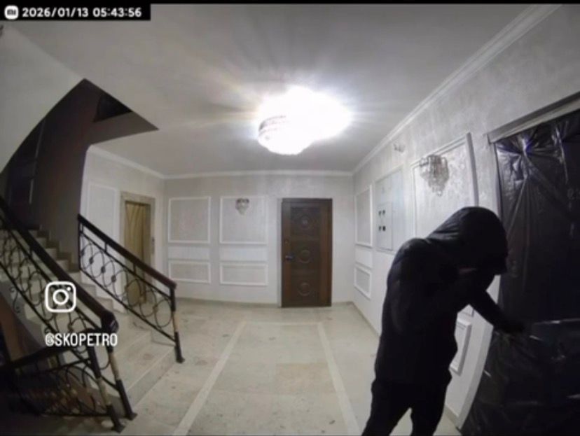 Ходил по этажам и дергал ручки дверей: подозрительный мужчина перепугал жителей Петропавловска