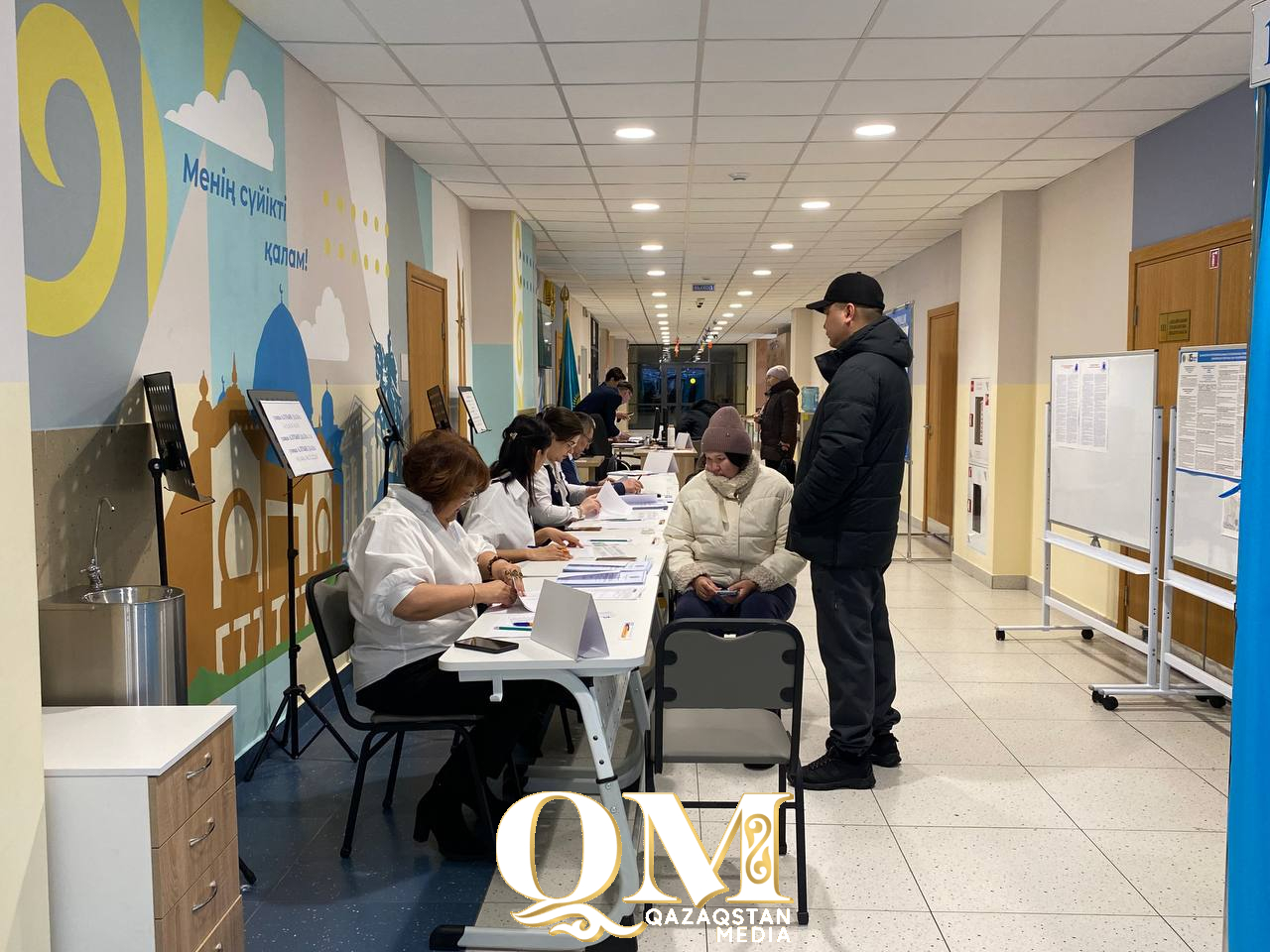 Петропавлда дауыс беру учаскілері өз жұмыстарын таңғы 7.00-де бастады. №672 дауыс беру учаскесінде әнұран шырқалды.