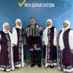 Песня голосовать помогает: коллектив «Ақ әжелер» посетили референдум в Тимирязевском районе СКО
