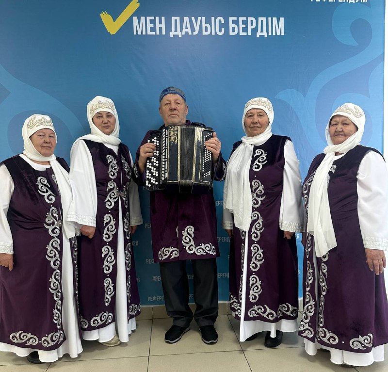 Песня голосовать помогает: коллектив «Ақ әжелер» посетили референдум в Тимирязевском районе СКО