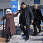 Волонтеры помогают пожилым добраться до участков в день референдума в районе им. Г. Мусрепова СКО