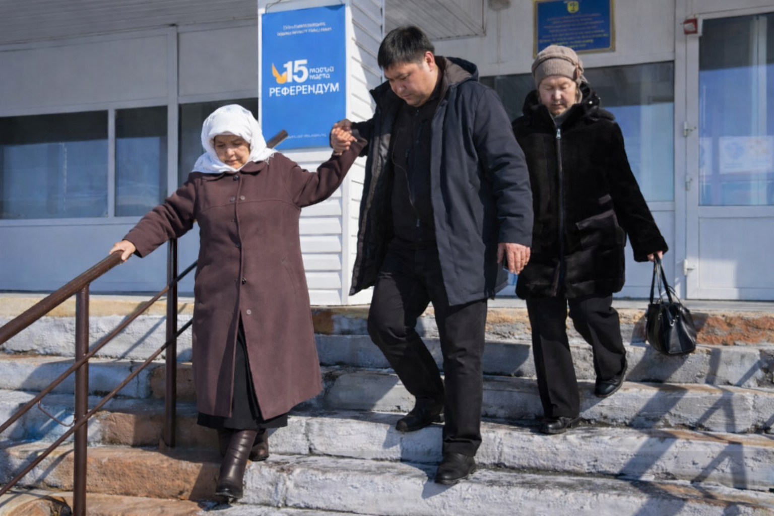 Волонтеры помогают пожилым добраться до участков в день референдума в районе им. Г. Мусрепова СКО