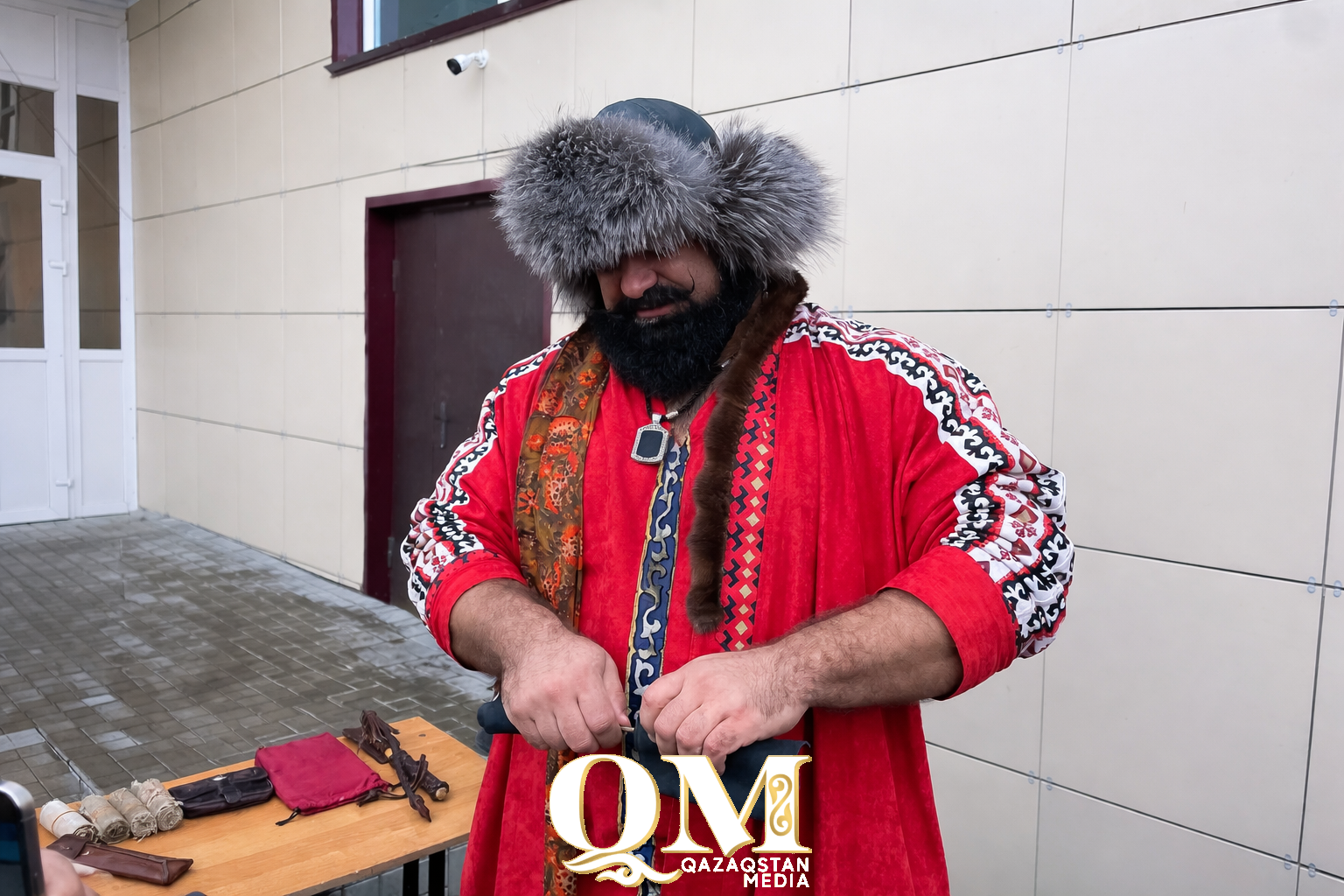 Силач Сергей Цырульников проверил на прочность батыров Есильского района СКО