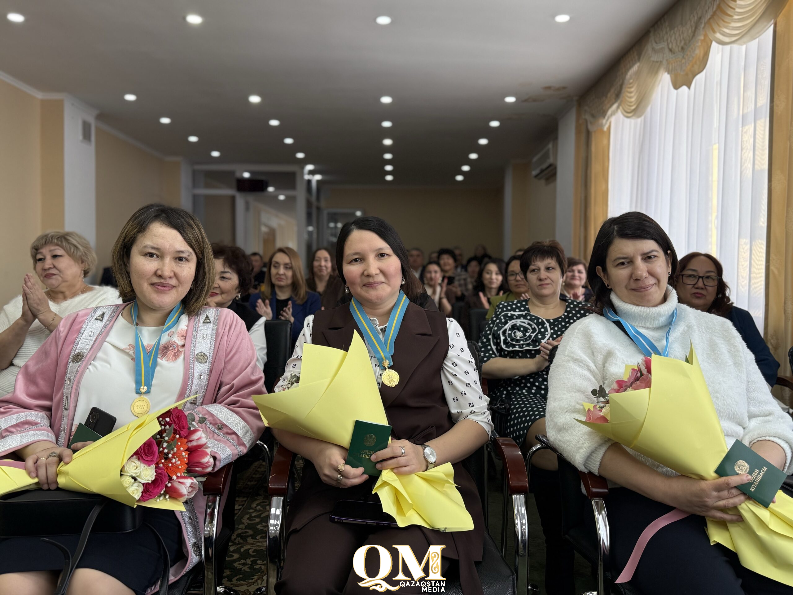 Подвески «Алтын алқа» и «Күміс алқа» вручили многодетным матерям в Петропавловске