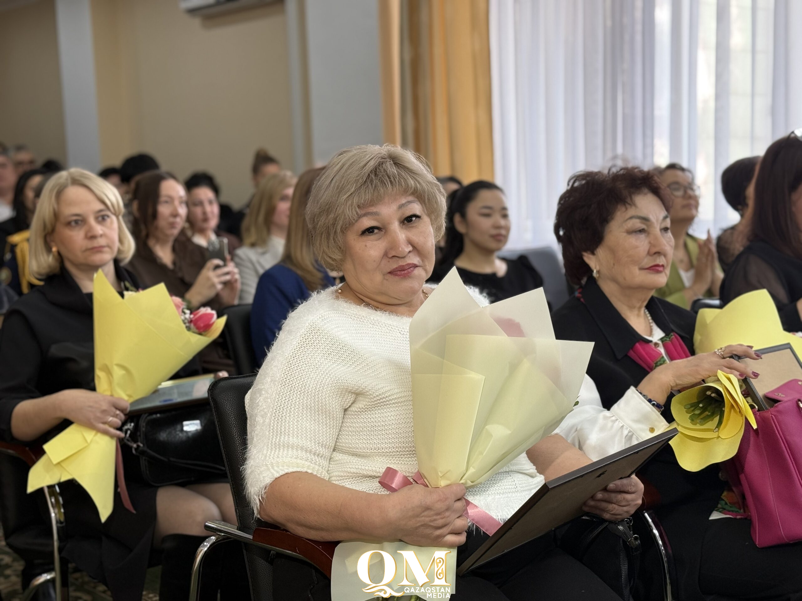 Женщины Петропавловска принимали поздравления от акима города Серика Мухамедиева