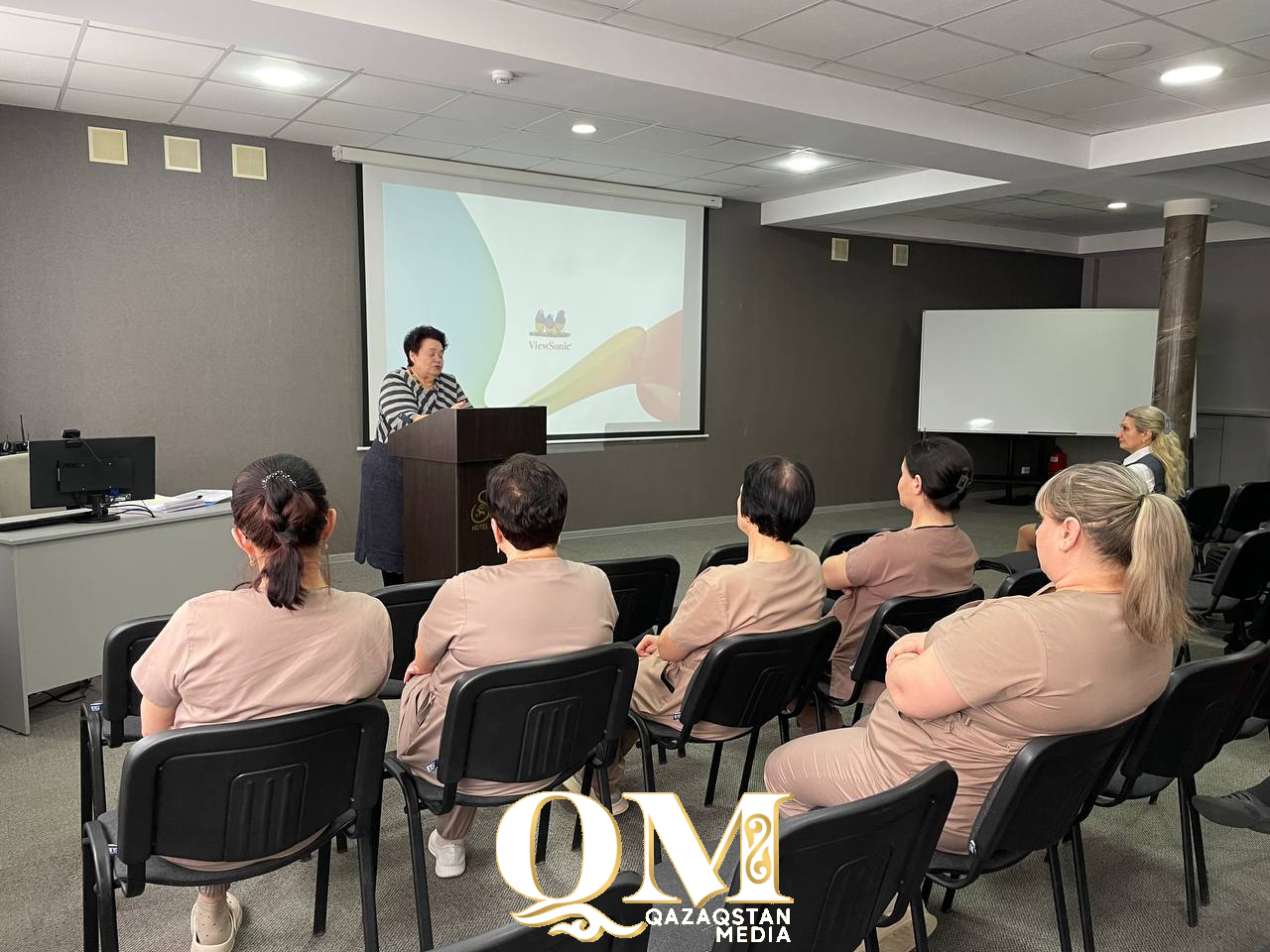 О проекте новой конституции, правах и свободе говорили с коллективом одного из гостиничных комплексов Петропавловска