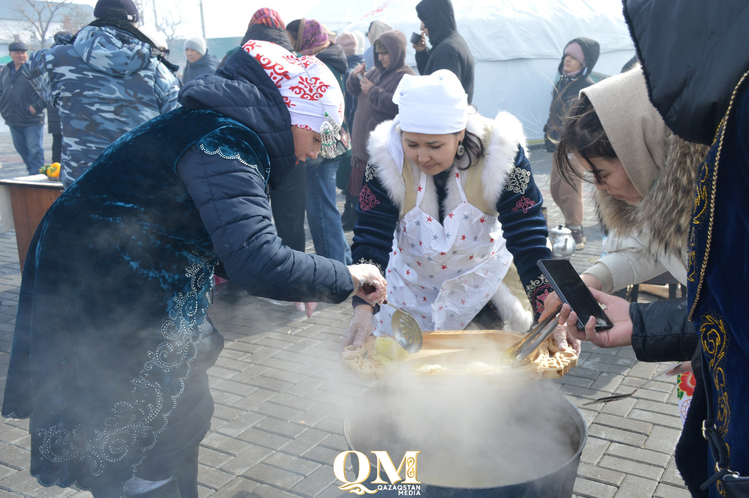 Наурыз с кулинарным шоу и этнодефиле отметили в Тимирязевском районе СКО