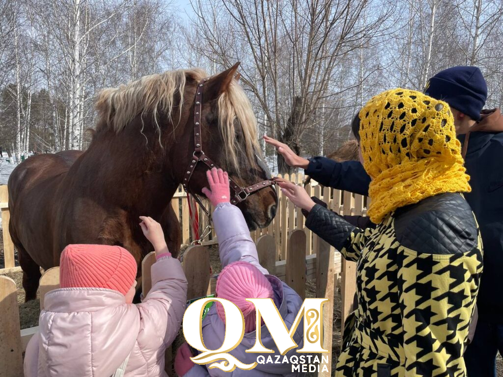 Силач Сергей Цырульников проверил на прочность батыров Есильского района СКО