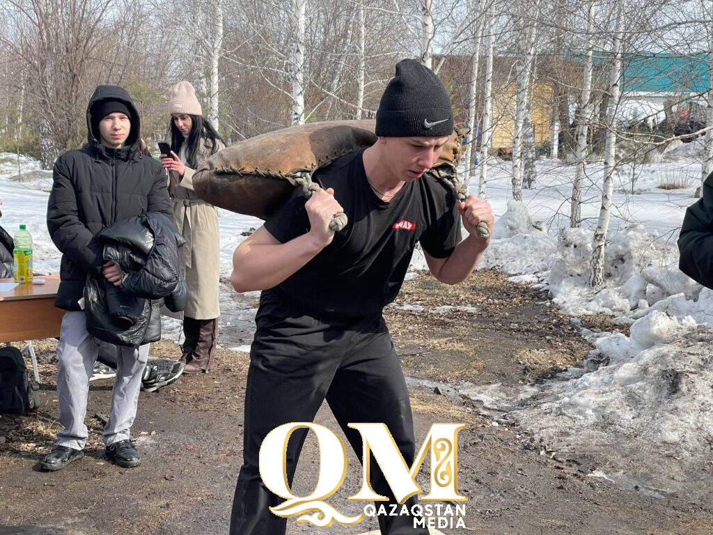 Силач Сергей Цырульников проверил на прочность батыров Есильского района СКО