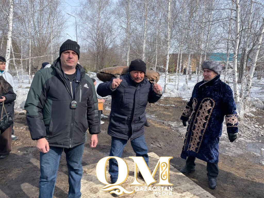 Силач Сергей Цырульников проверил на прочность батыров Есильского района СКО