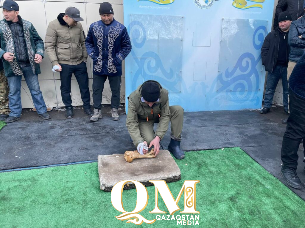 Силач Сергей Цырульников проверил на прочность батыров Есильского района СКО