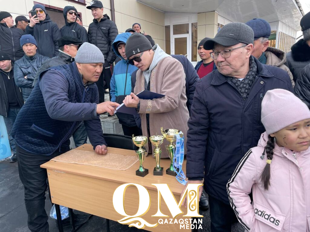 Силач Сергей Цырульников проверил на прочность батыров Есильского района СКО