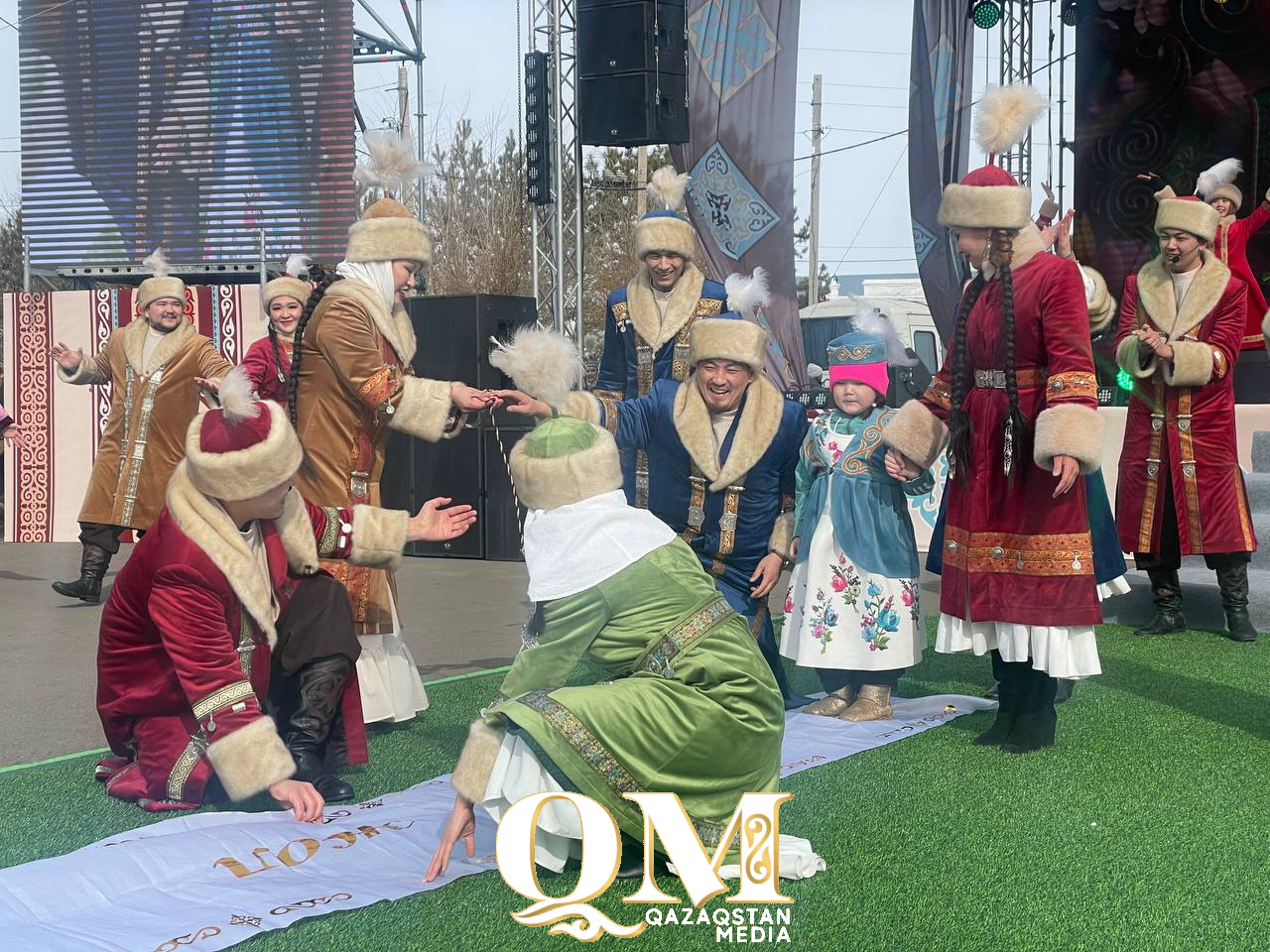 Щедрая ярмарка и древние традиции: Наурыз встретили в Есильском районе СКО