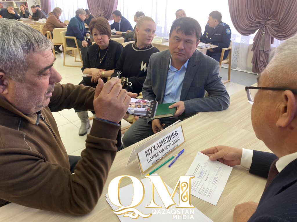 Возвращать палатки не будем: аким Петропавловска жестко пресек спор из-за уличной торговли