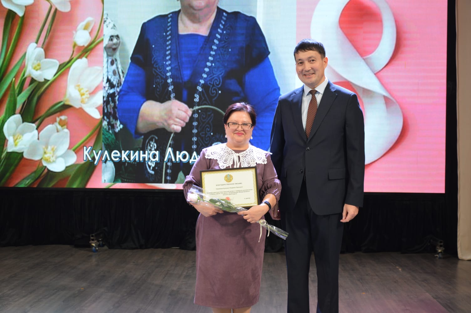 Женщин с 8 Марта поздравил аким Тимирязевского района СКО