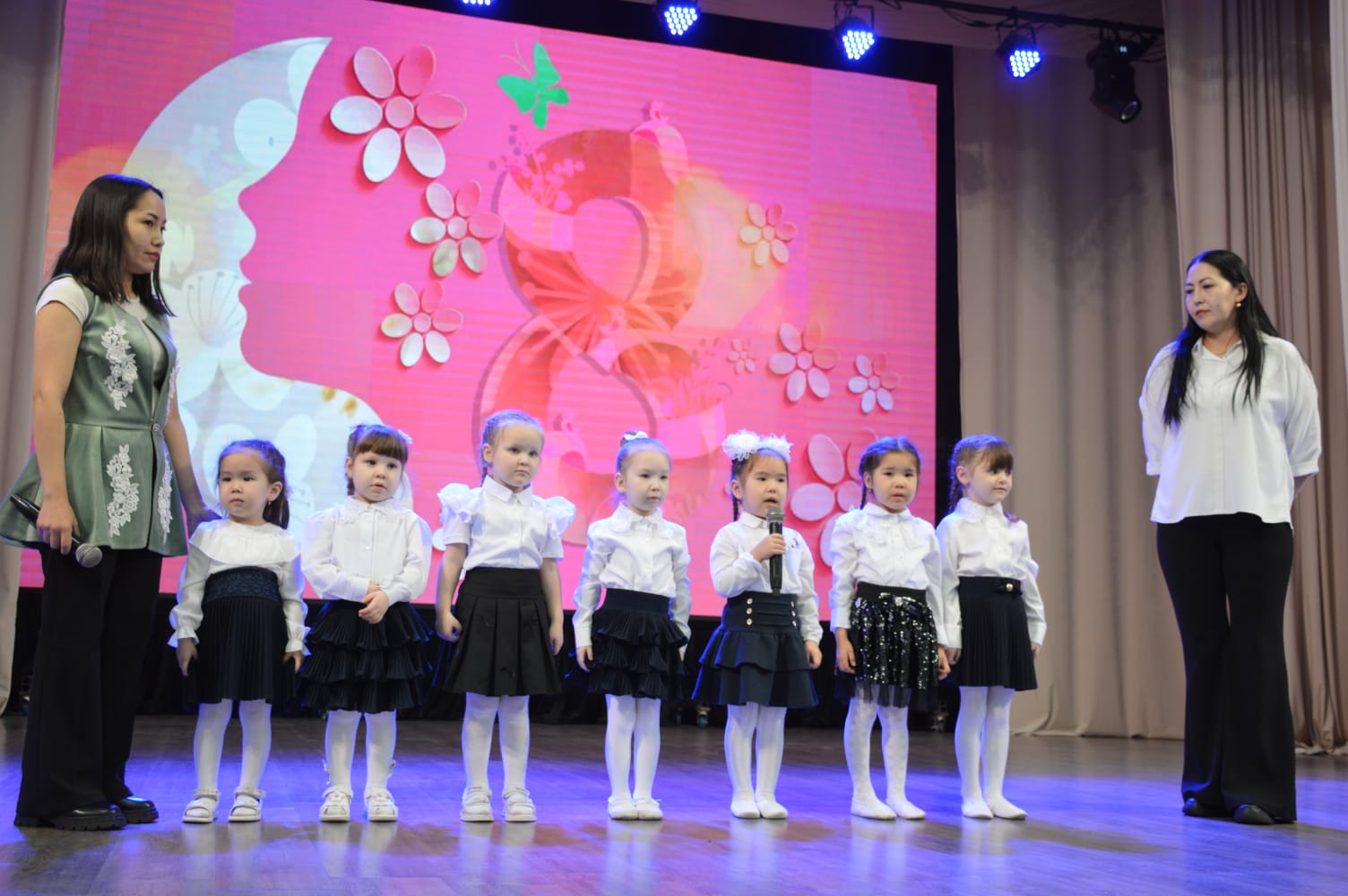 Женщин с 8 Марта поздравил аким Тимирязевского района СКО