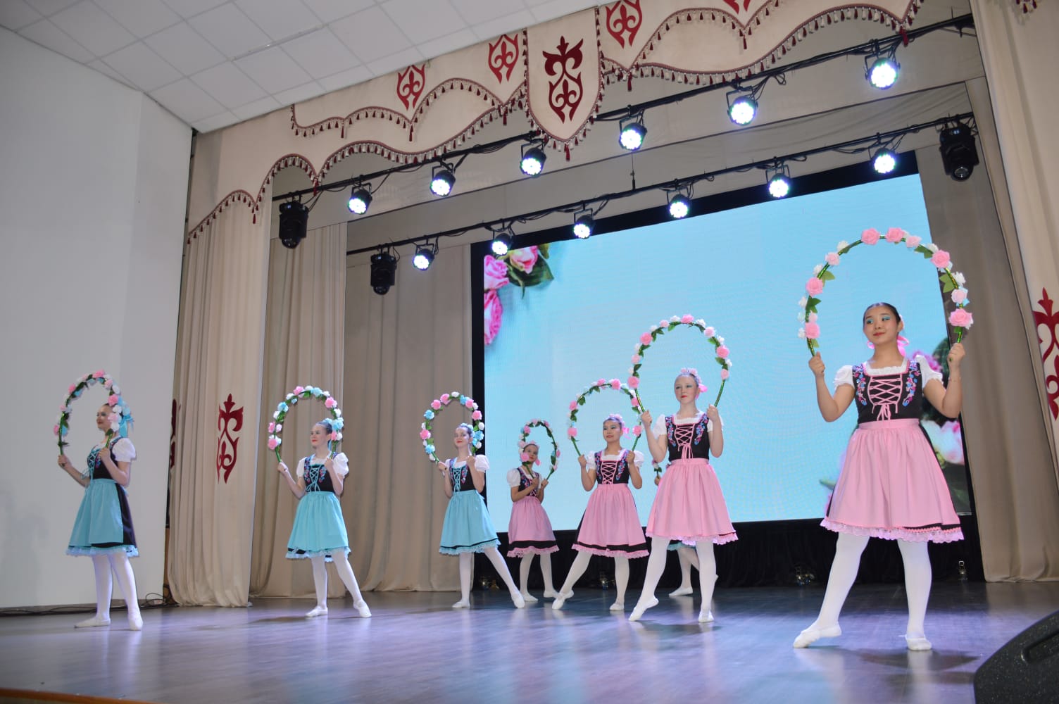 Женщин с 8 Марта поздравил аким Тимирязевского района СКО