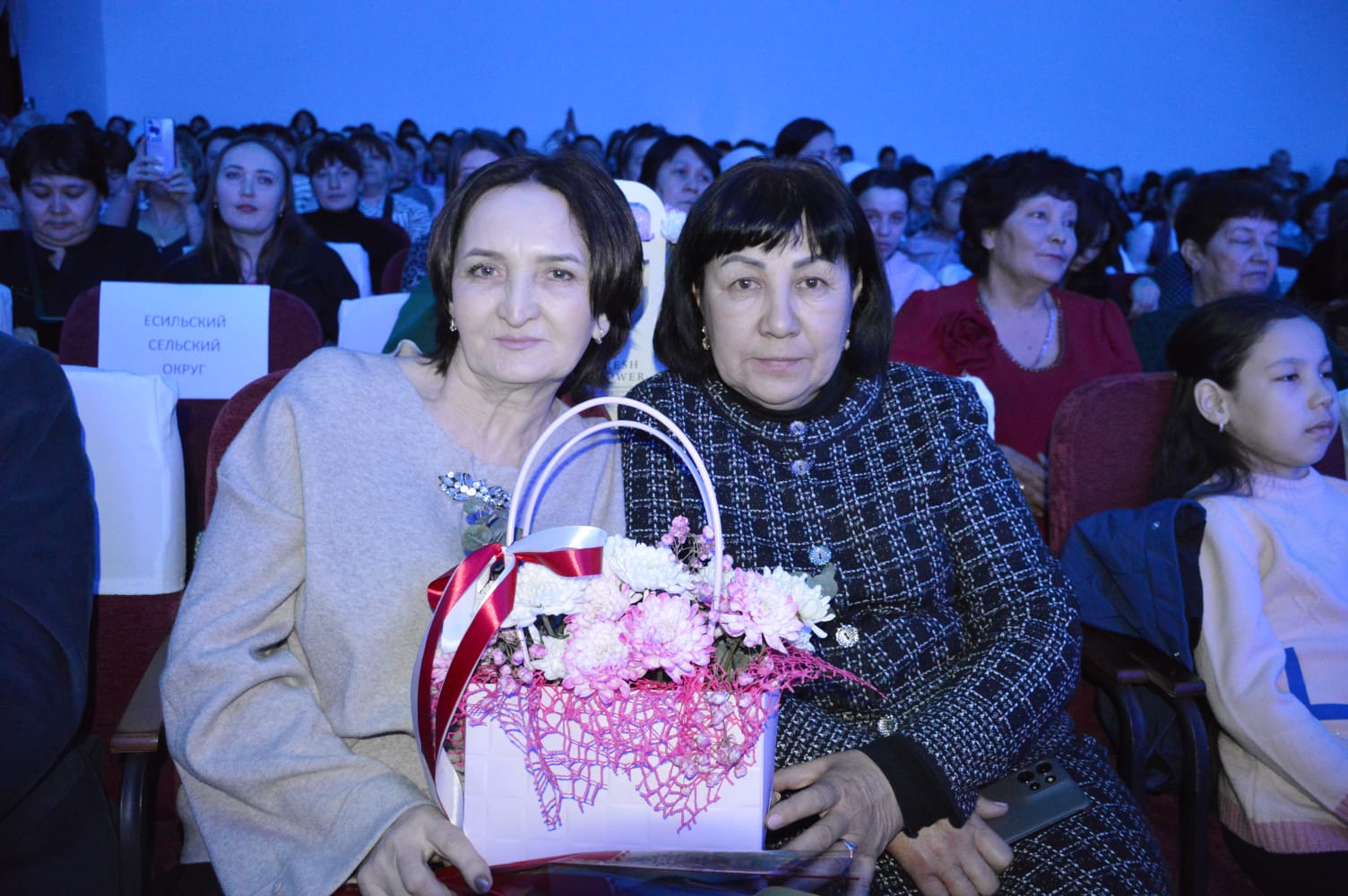 Женщин с 8 Марта поздравил аким Тимирязевского района СКО