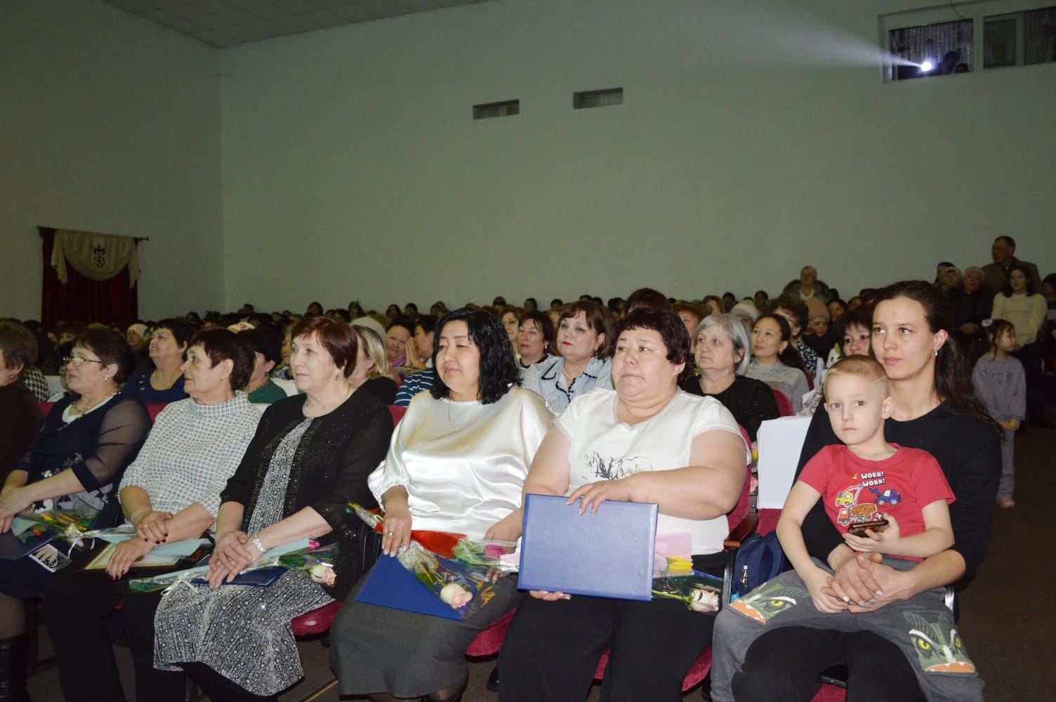 Женщин с 8 Марта поздравил аким Тимирязевского района СКО