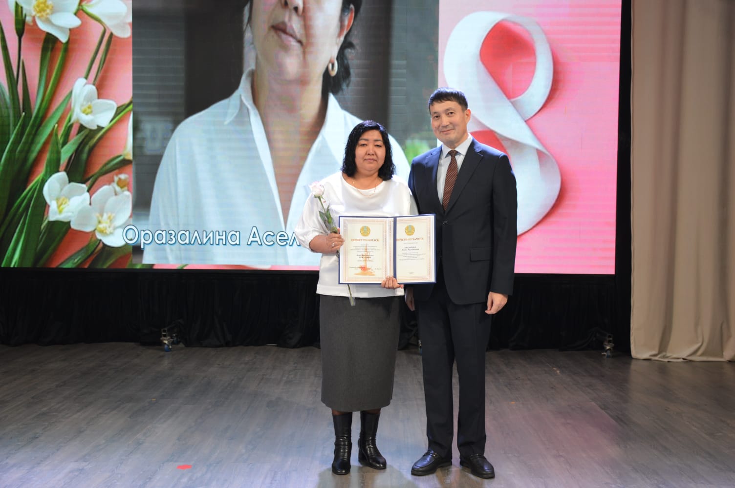 Женщин с 8 Марта поздравил аким Тимирязевского района СКО