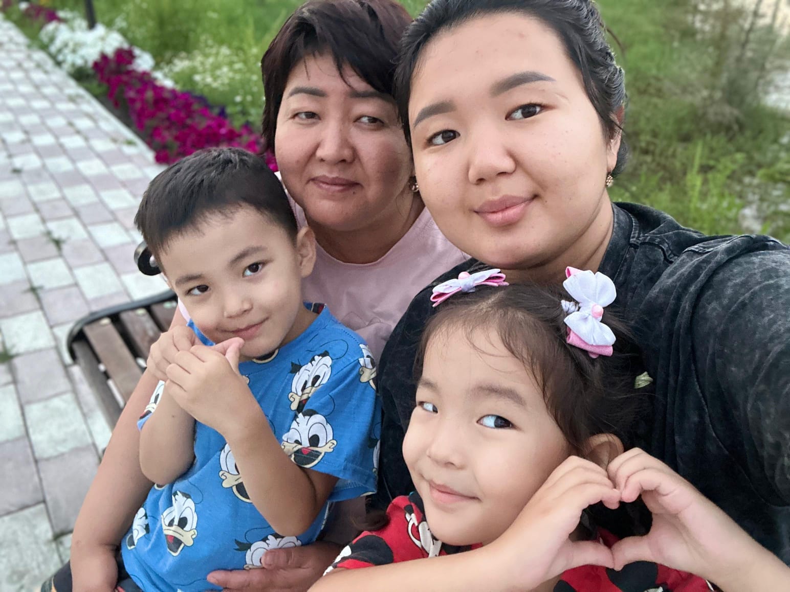 Женщин с 8 Марта поздравил аким Тимирязевского района СКО