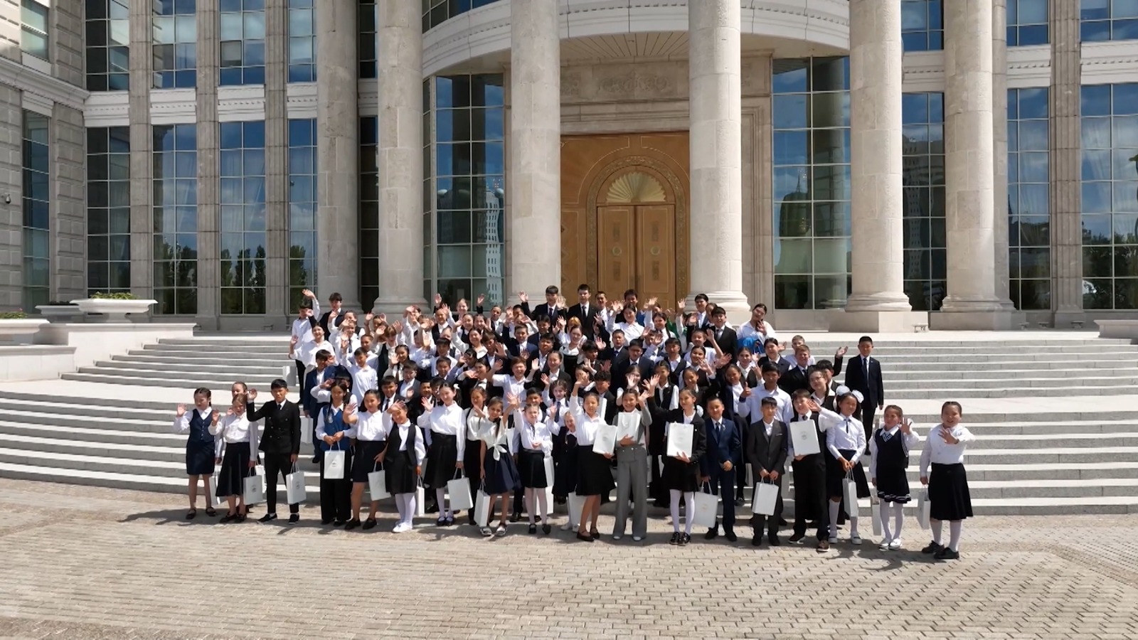 Қазақстан эстрадасының жұлдыздары жаңа Конституцияны қолдау үшін бірікті – «Халықтың Ата Заңы» халық әнұраны