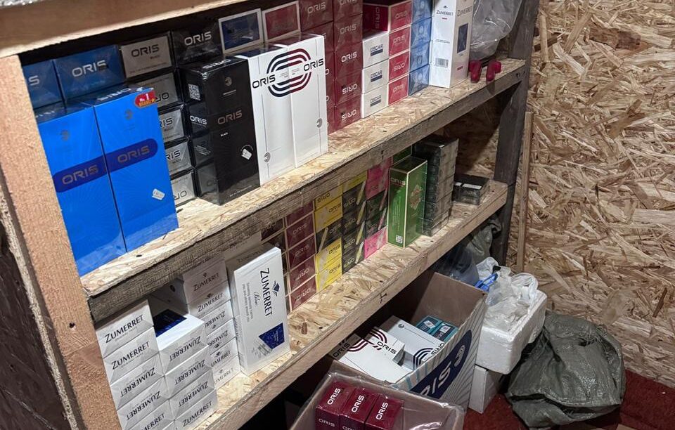 150 литров водки и 5 тысяч пачек сигарет: гаражный склад накрыли в центре Петропавловске