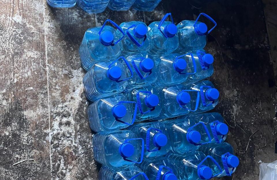 150 литров водки и 5 тысяч пачек сигарет: гаражный склад накрыли в центре Петропавловске