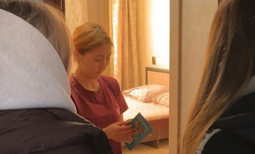 От двери к двери: молодежь Петропавловска рассказывает жителям о референдуме