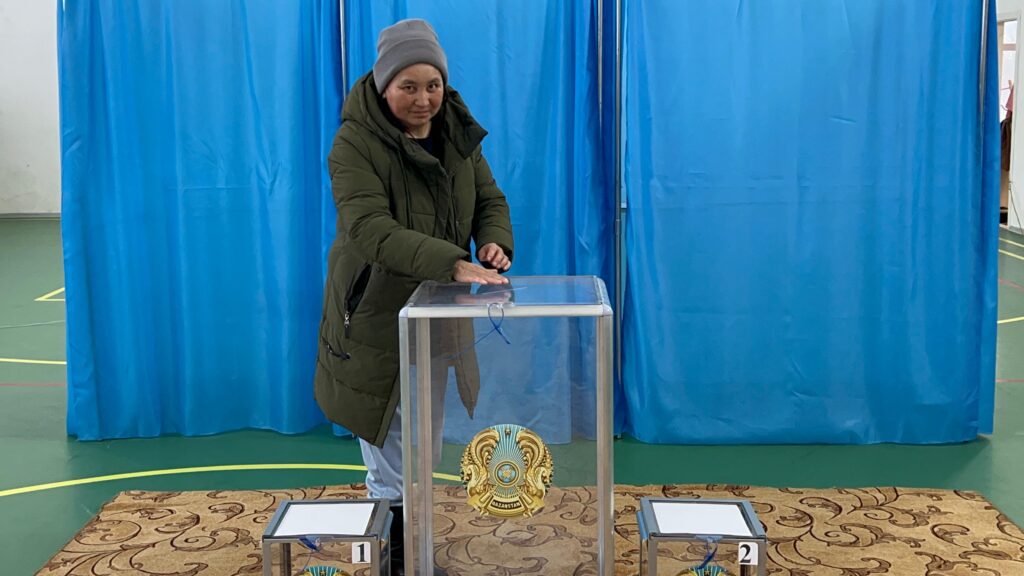 Три поколения семьи Кимановых пришли на референдум в Уалихановском районе СКО