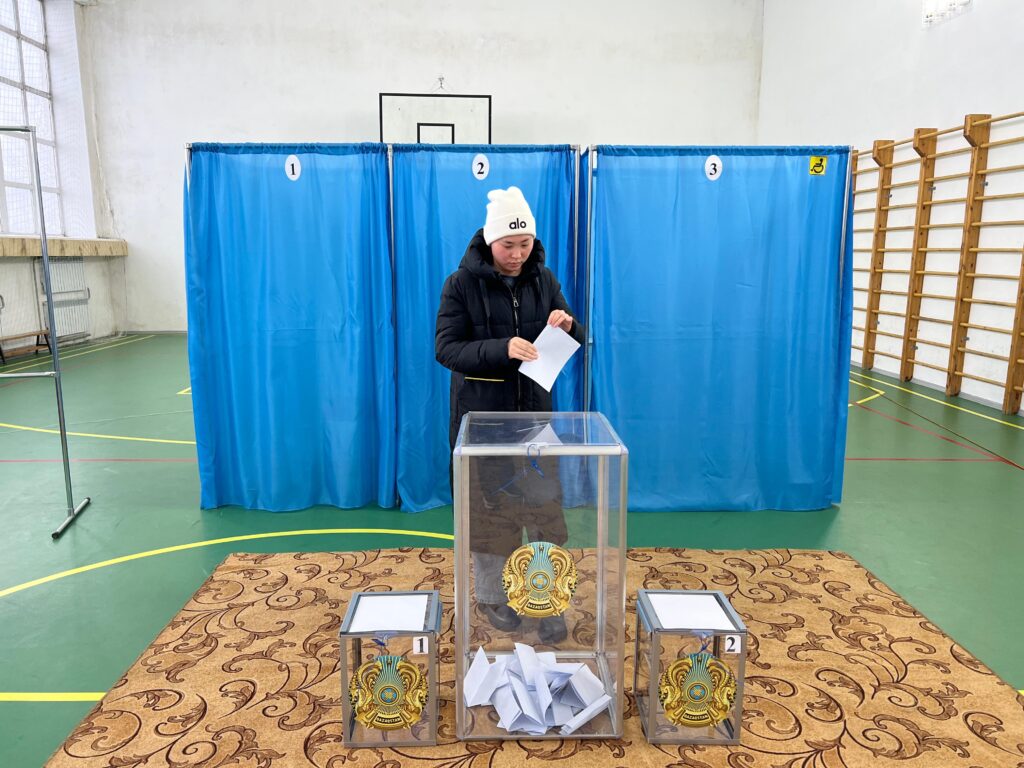 Три поколения семьи Кимановых пришли на референдум в Уалихановском районе СКО