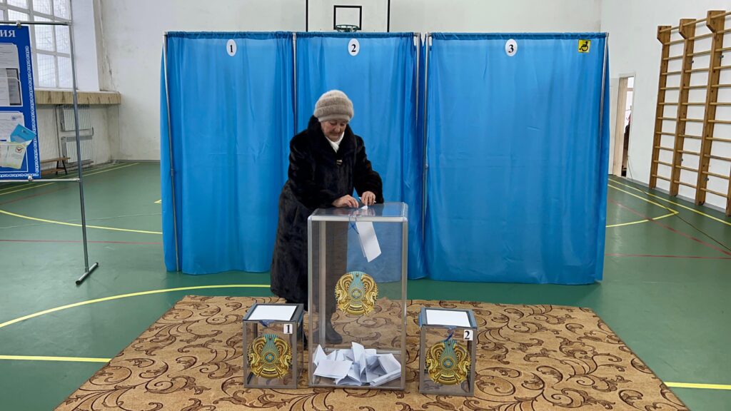 Три поколения семьи Кимановых пришли на референдум в Уалихановском районе СКО