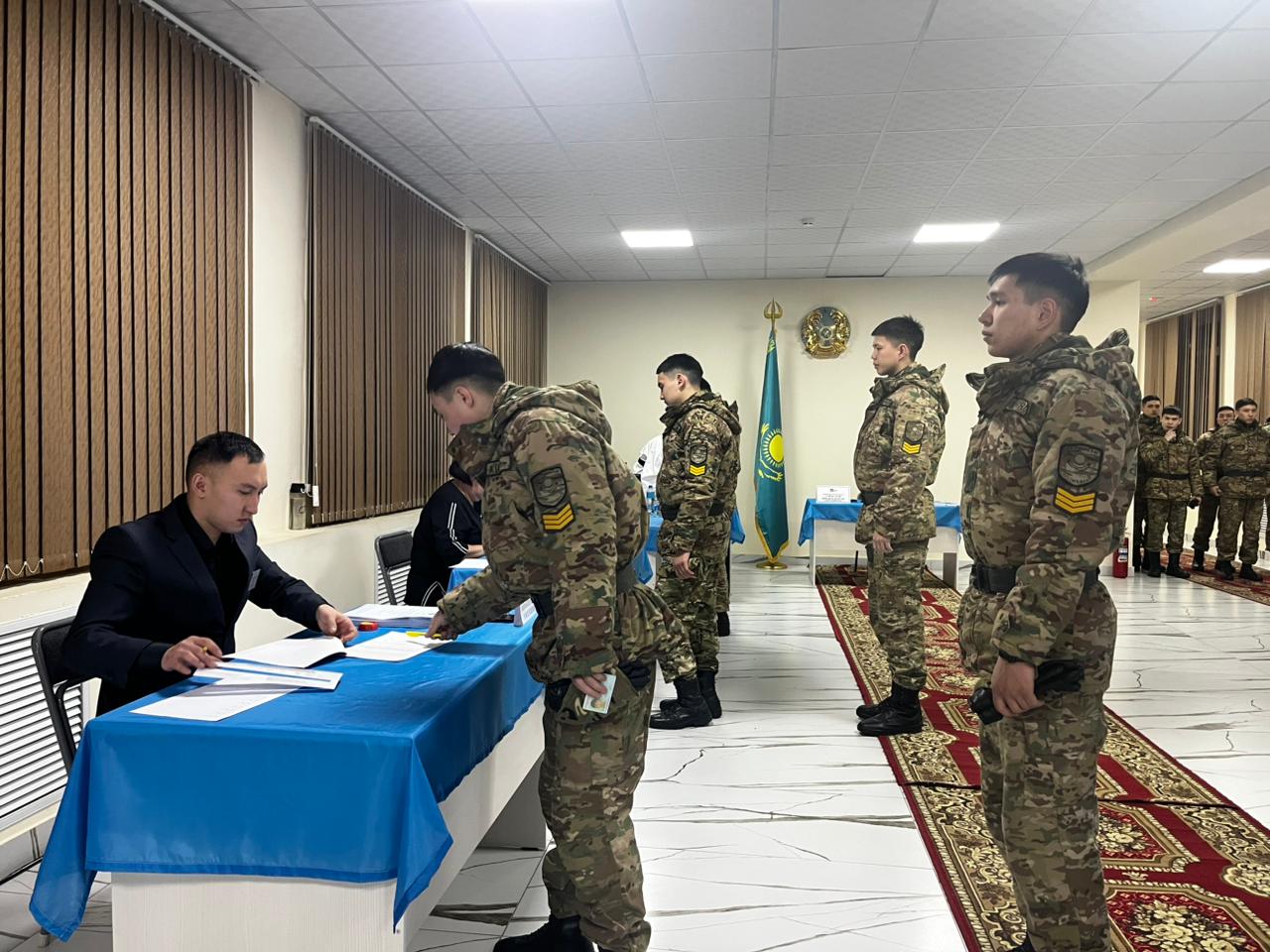 Будущие офицеры сделали выбор: курсанты Академии Нацгвардии приняли участие в референдуме в Петропавловске