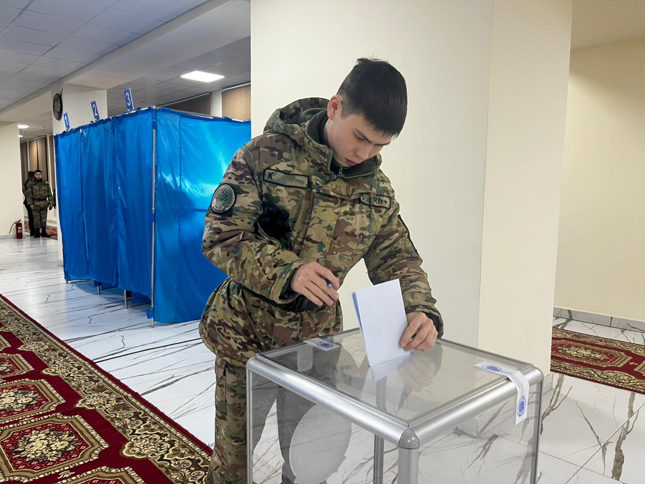 Будущие офицеры сделали выбор: курсанты Академии Нацгвардии приняли участие в референдуме в Петропавловске