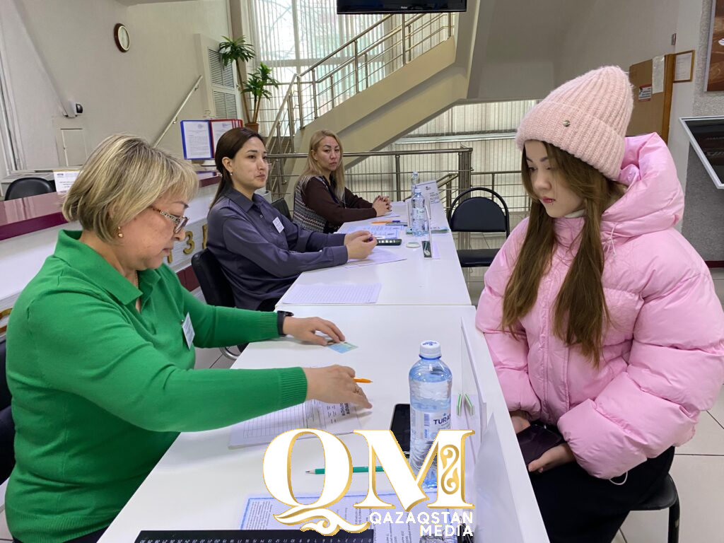 Первый бюллетень в жизни: молодежь Петропавловска голосует на референдуме и получает подарки