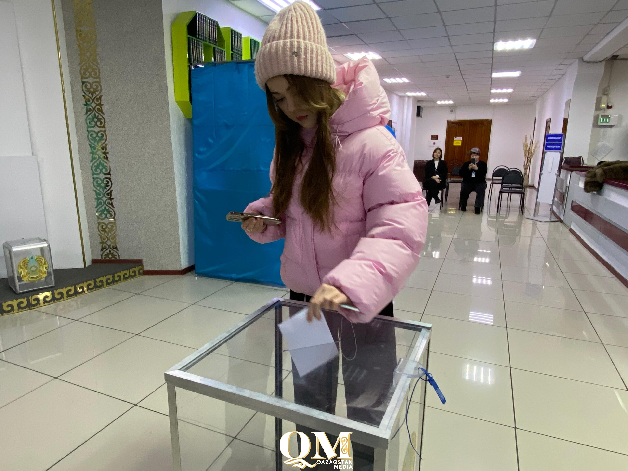 Первый бюллетень в жизни: молодежь Петропавловска голосует на референдуме и получает подарки