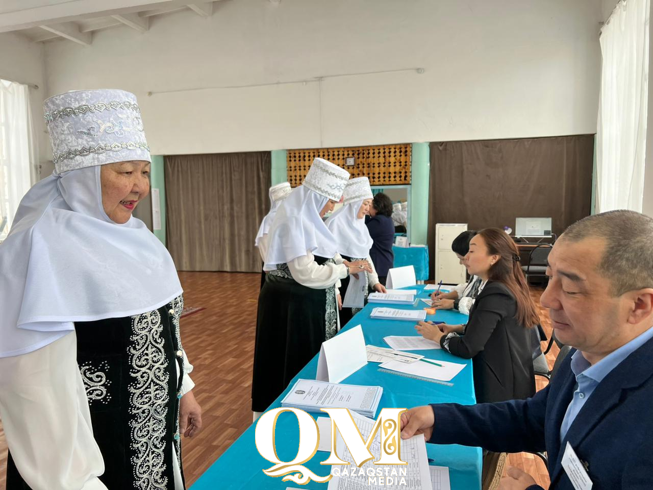 Участницы ансамбля «Ақ әжелер» проголосовали на референдуме в Уалихановском районе СКО