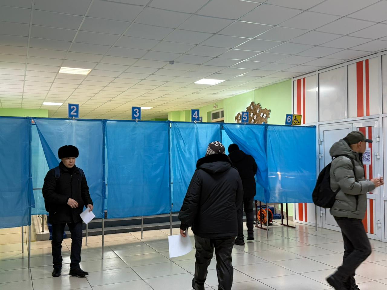 Спокойно и организованно: как проходит голосование на участке № 622 в Петропавловске