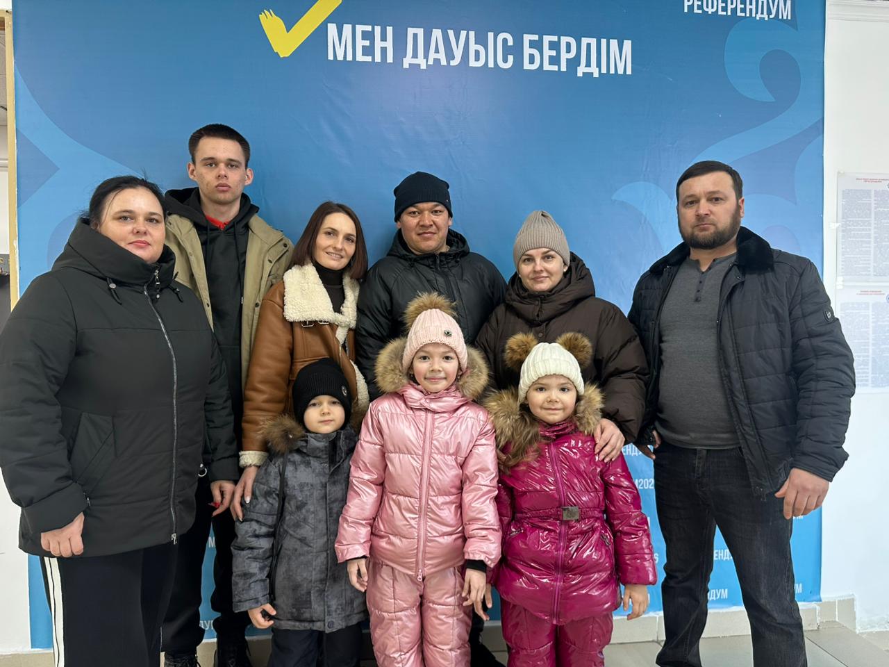 Связь поколений: многодетная семья Трапезниковых из Тимирязевского района проголосовала на референдуме