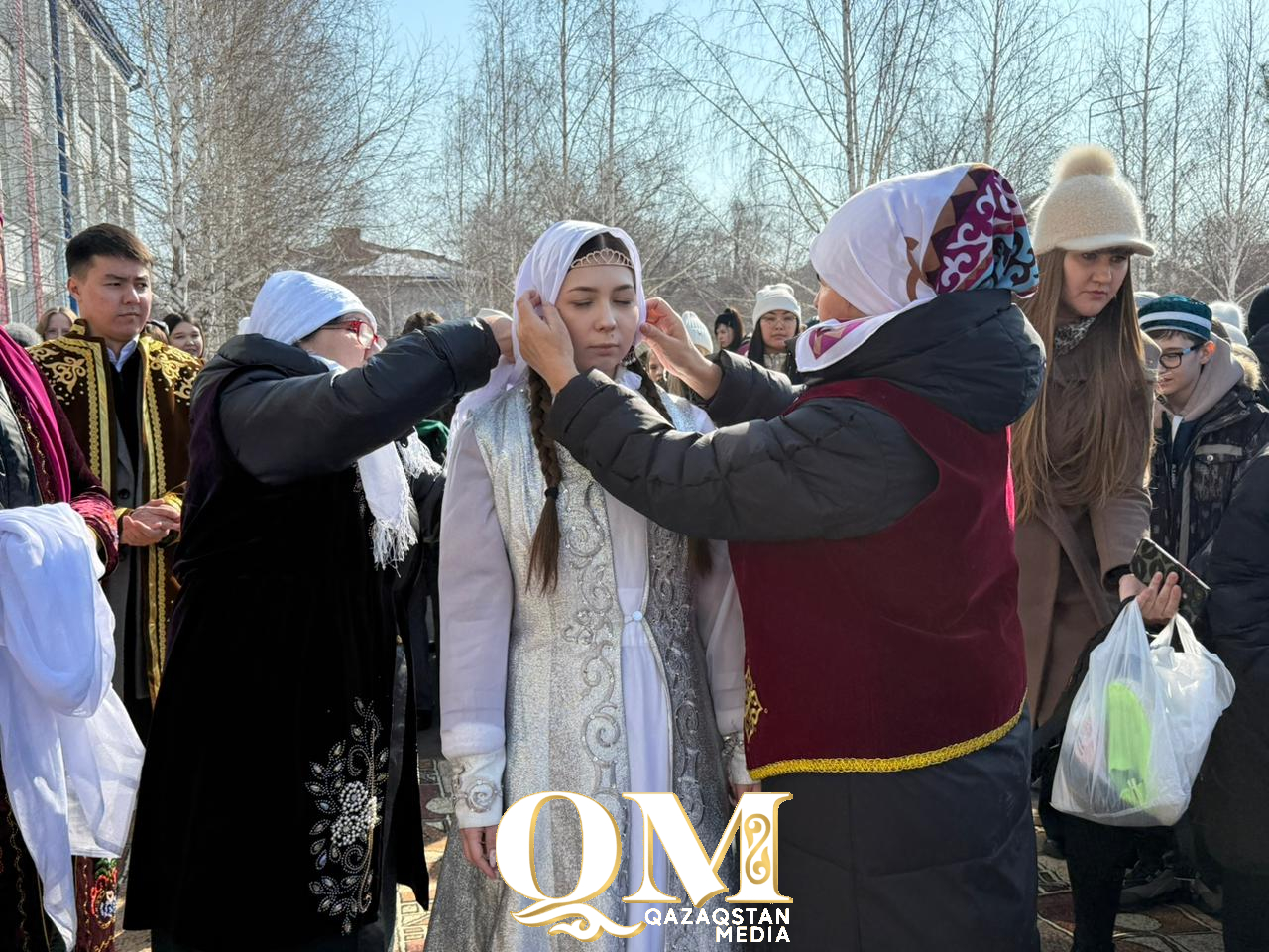 Наурыз объединяет: дастархан накрыли для жителей целого микрорайона в школе Петропавловска