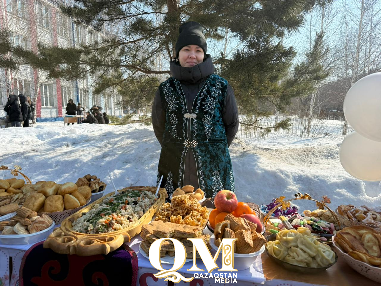 Наурыз объединяет: дастархан накрыли для жителей целого микрорайона в школе Петропавловска