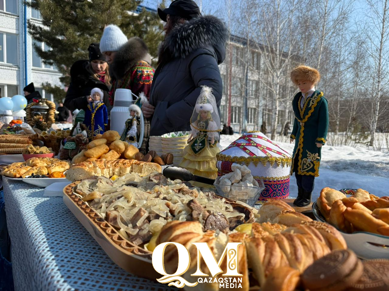 Наурыз объединяет: дастархан накрыли для жителей целого микрорайона в школе Петропавловска